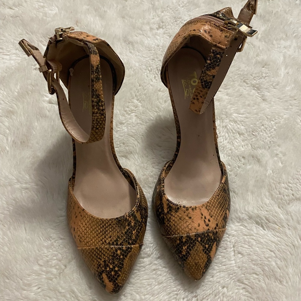 Woman’s shoes size 7